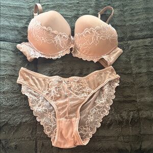 Elegant Lace Women's Intimate Set